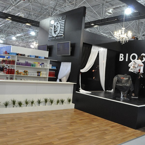 Массивный стенд становится центром притяжения нa выставкe Beauty 2012